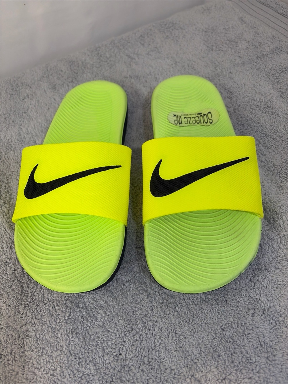 Nike Youth Volt/Black Slides. 4Y. New with stain  819352-700 stk#EC0012
